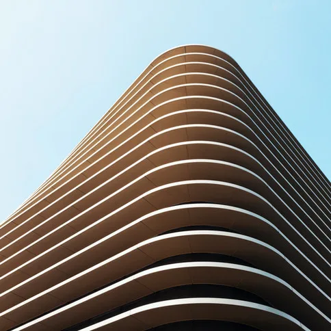 Buitengevel van een appartementengebouw met balkons, zoals bij een huurwoning van een woningcorporatie