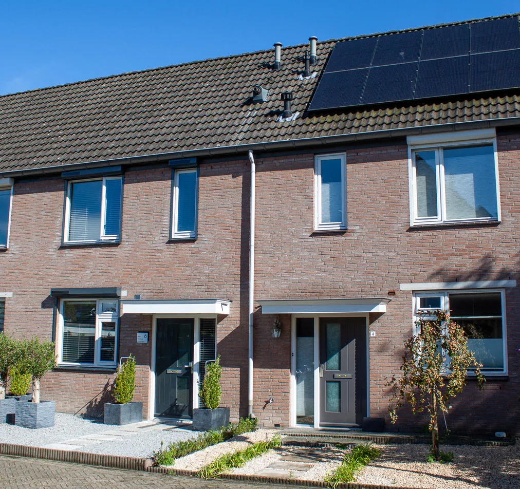 Rij woningen met zonnepanelen