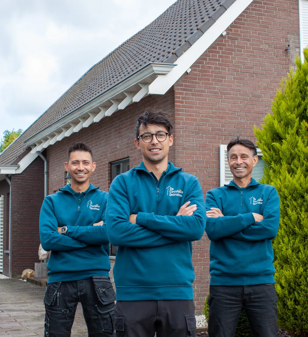 Het team van De Circulaire Ontruimer: Daan, Luc en Jeff voor een bakstenen pand