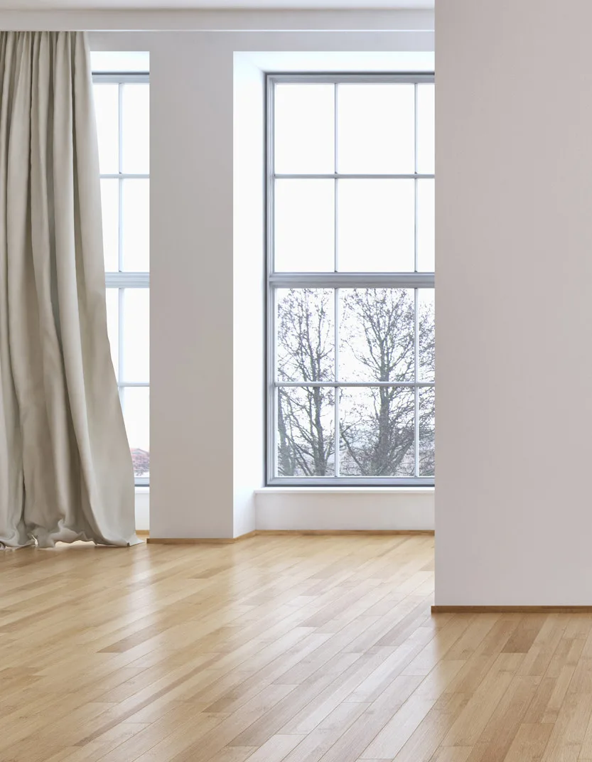 Lege kamer met houten vloer en een gordijn voor het raam